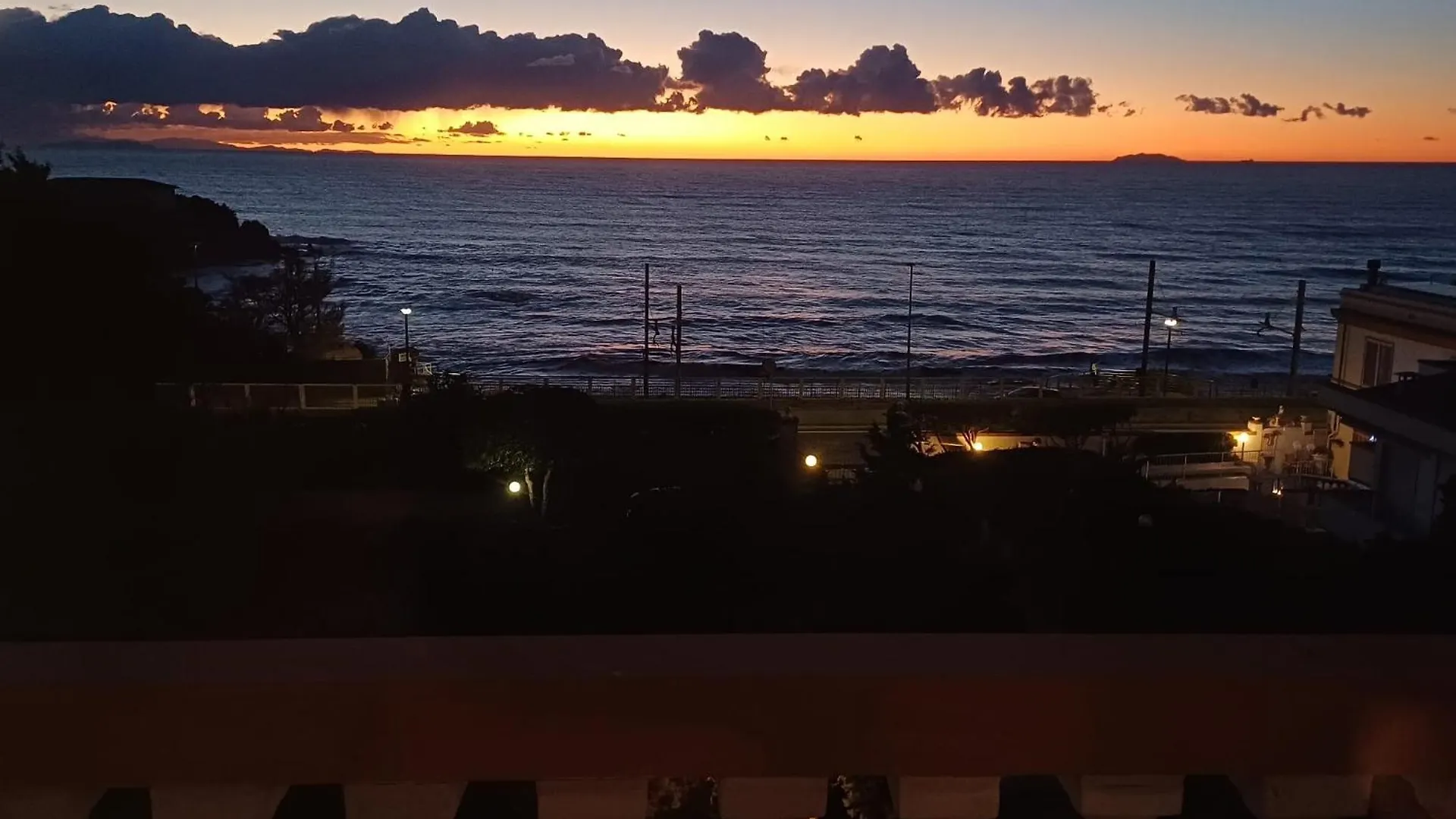 Sea-Front Loft In Liberty Villa Castiglioncello